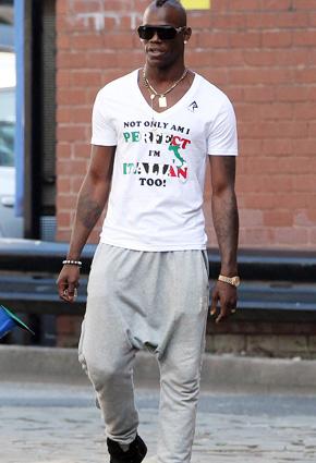 حبيبة ماريو بالوتيلي تعرض فستان زفاف أثناء حملها. هل يتزوجها؟